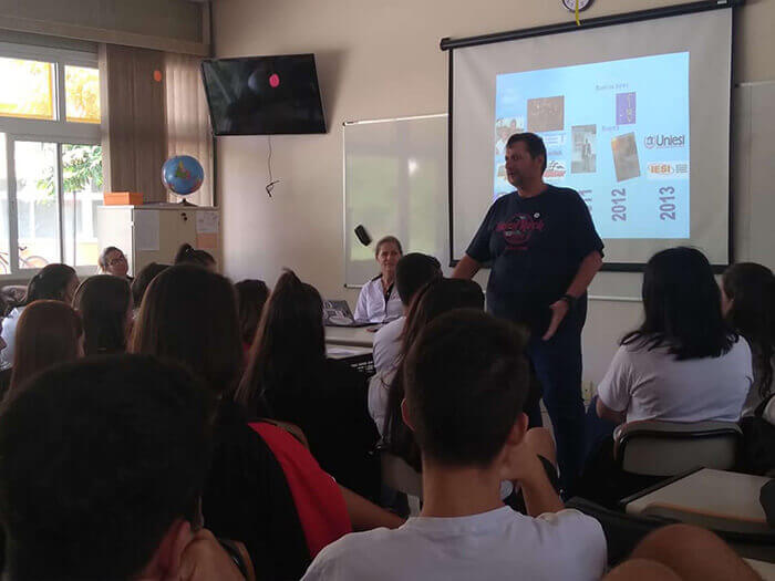 Projeto UNIESI leva às escolas de Ensino Médio palestras sobre a necessidade de continuar os estudos