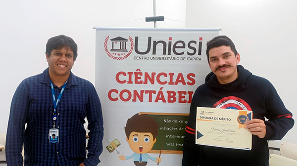 Cerimônia no UNIESI marca entrega de carteiras a novos contadores