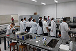 Engenharia  Civil realiza experimentos químicos em laboratórios