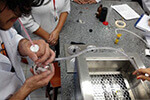 Engenharia  Civil realiza experimentos químicos em laboratórios