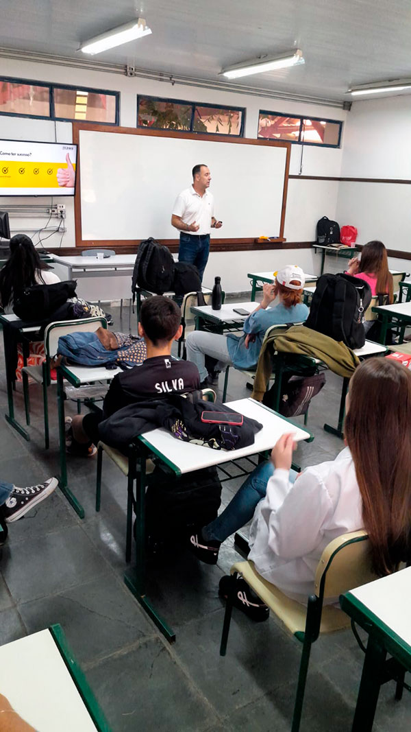 UNIESI leva orientações sobre o futuro profissional para alunos da Escola Estadual Pedro de Toledo