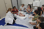 Alunos do Fisioterapia do UNIESI aprendem na prática “Shantala” em bebes