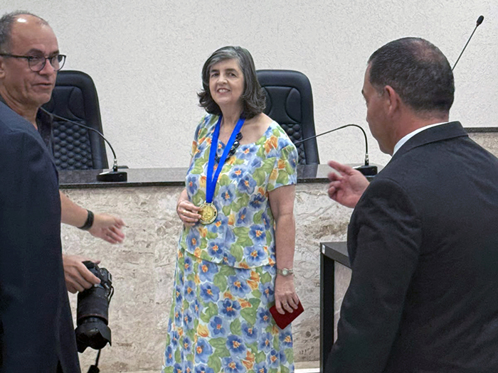 Comunidade de Itapira homenageia a Coordenadora do curso de Direito do UNIESI