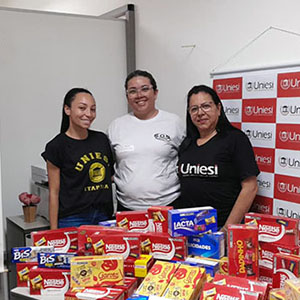 Alunos do UNIESI doam chocolates para o SOS em ação solidária